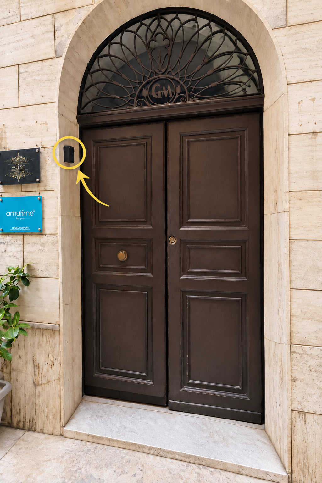 Portone del palazzo: la cassettina è evidenziata a sinistra